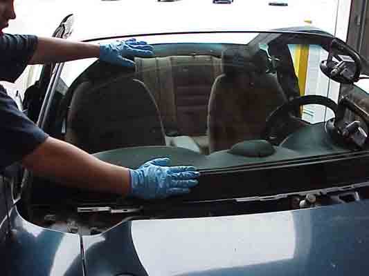 Auto glass replacement service